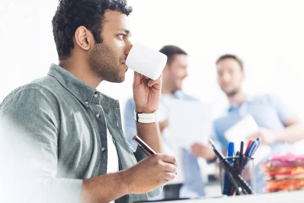 Gelegenheitsunternehmer im Büro — Stockfoto