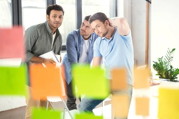 Hombres de negocios casuales que trabajan en la oficina - foto de stock