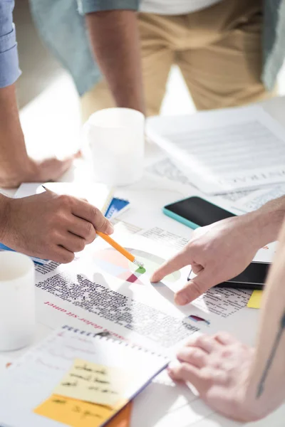 Uomini d'affari occasionali che lavorano in ufficio — Foto stock