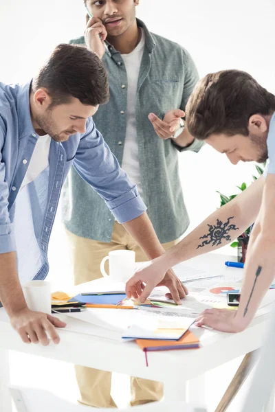 Hombres de negocios casuales que trabajan en la oficina - foto de stock