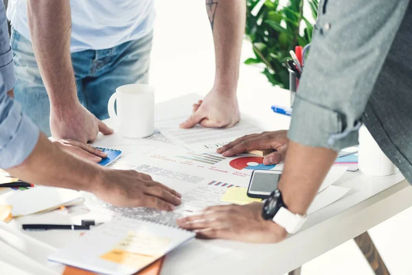 Uomini d'affari occasionali che lavorano in ufficio — Foto stock