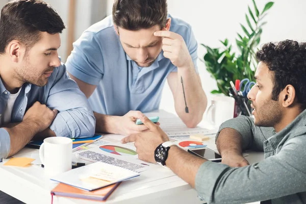 Hommes d'affaires travaillant sur le projet — Photo de stock