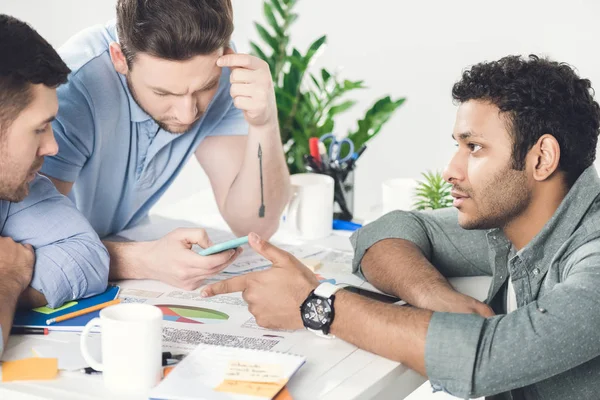 Hommes d'affaires travaillant sur le projet — Photo de stock