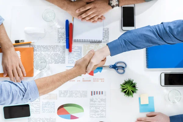 Empresarios dándose la mano - foto de stock