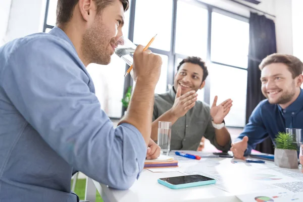 Empresarios trabajando en proyecto - foto de stock