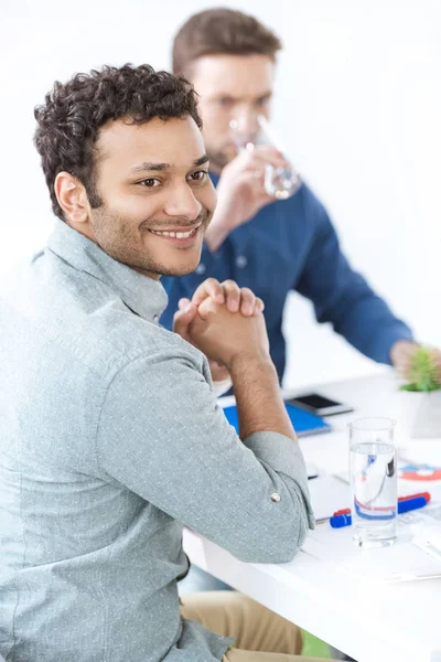 Hommes d'affaires travaillant sur le projet — Photo de stock