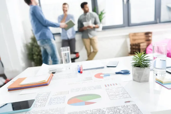 Hommes d'affaires travaillant sur le projet — Photo de stock