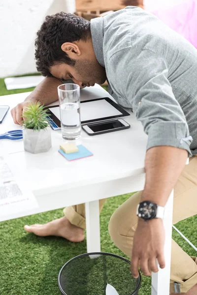 Бізнесмен спить на столі — стокове фото