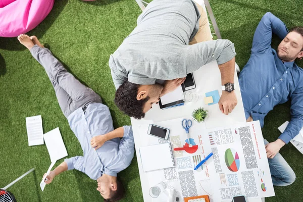 Empresarios durmiendo en oficina moderna - foto de stock