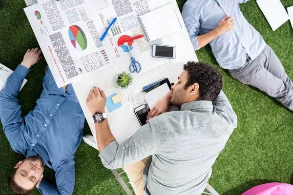 Hommes d'affaires dormant dans un bureau moderne — Photo de stock