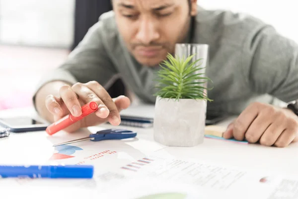 Hombre de negocios cansado sentado en la mesa en la oficina — Stock Photo