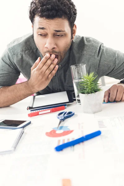 Müder Geschäftsmann sitzt im Büro am Tisch — Stockfoto