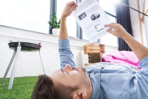 Businessman analyzing documents — Stock Photo