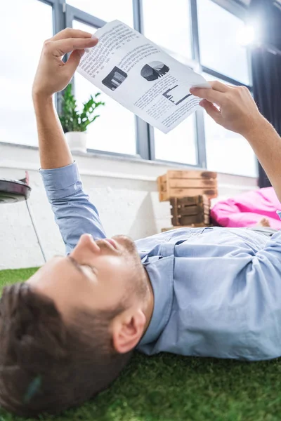 Geschäftsmann analysiert Dokumente — Stockfoto