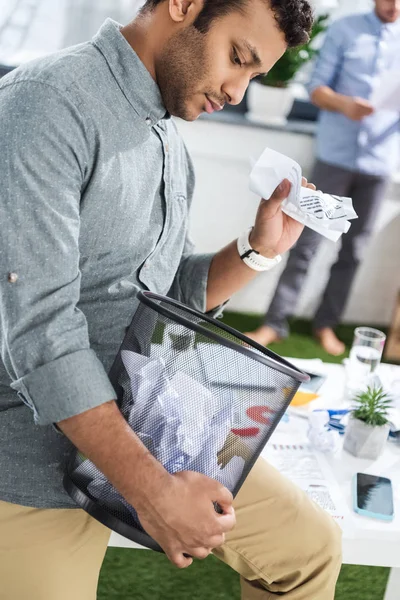 Empresário segurando balde de lixo — Fotografia de Stock