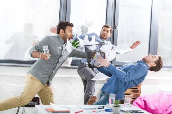 Бизнес-команда веселится в офисе — стоковое фото