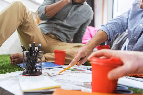 Uomini d'affari che lavorano al business plan — Foto stock