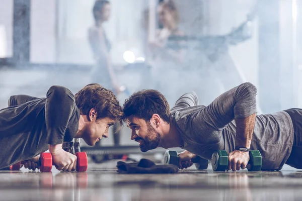 Sportsmen doing push ups — Stock Photo