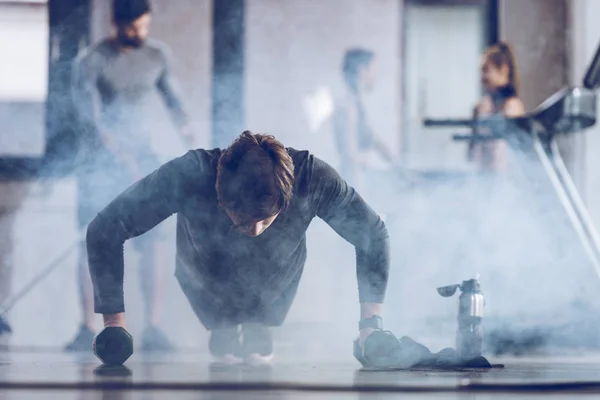 Sportsman doing push ups — Stock Photo