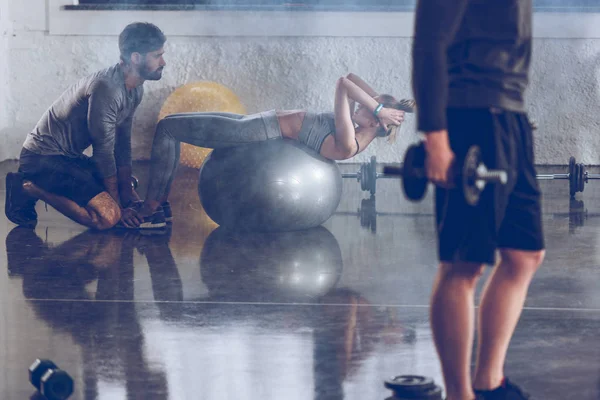 Sportlerin beim Bauchmuskeltraining — Stockfoto