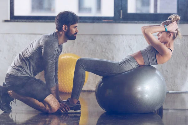 Sportswoman doing abs — Stock Photo