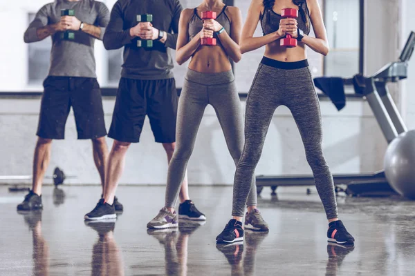 Deportistas haciendo ejercicio en el gimnasio - foto de stock