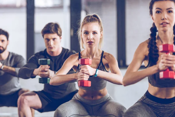 Deportistas haciendo ejercicio en el gimnasio - foto de stock