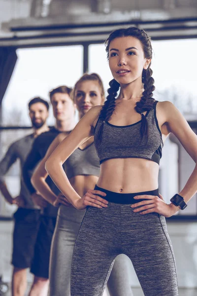 Deportistas haciendo ejercicio en el gimnasio - foto de stock