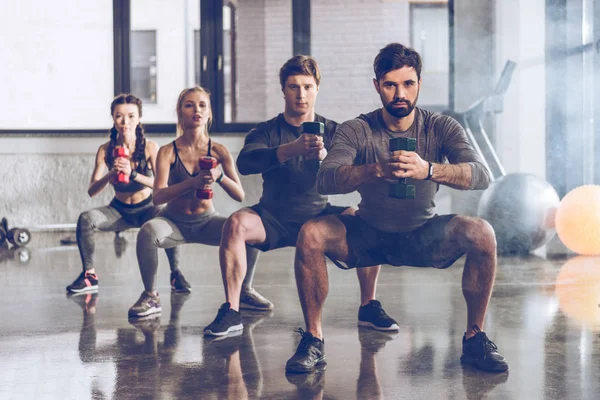 Deportistas haciendo ejercicio en el gimnasio - foto de stock