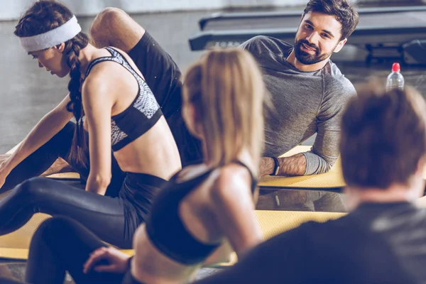 Deportistas haciendo ejercicio en el gimnasio - foto de stock