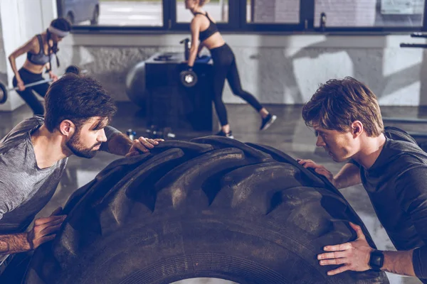 Pessoas desportivas no treino de ginástica — Fotografia de Stock