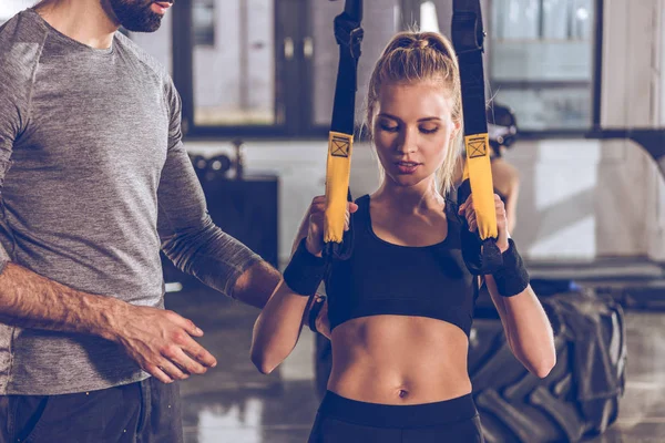 Mulher esportiva com equipamento trx — Fotografia de Stock