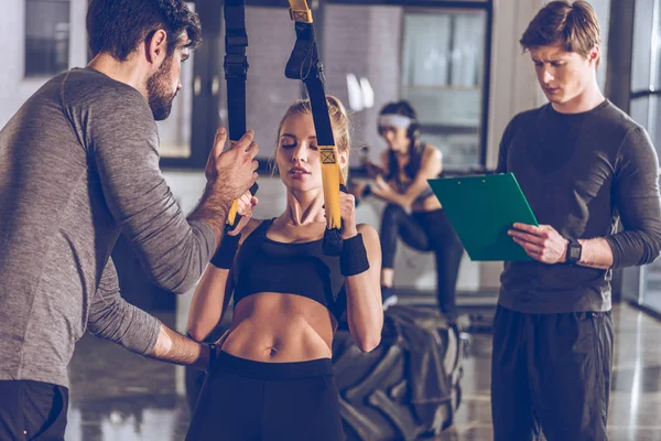 Mujer deportiva con equipo trx - foto de stock