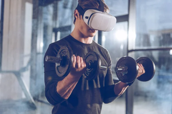 Homem exercitando com halteres — Stock Photo
