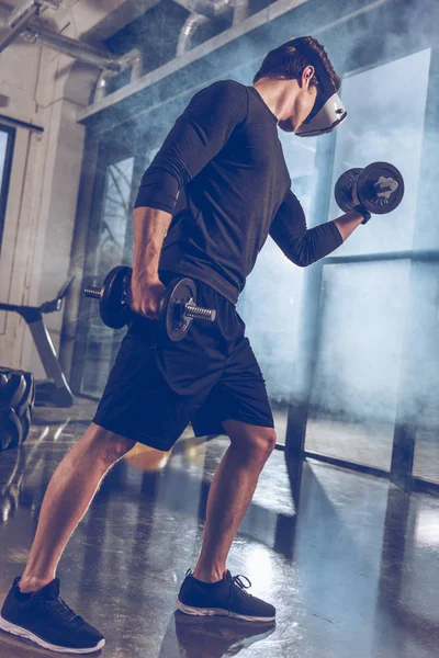 Hombre haciendo ejercicio con pesas - foto de stock