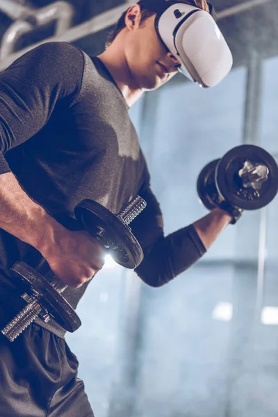 Homem exercitando com halteres — Fotografia de Stock