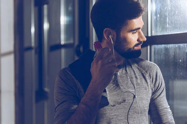 Чоловік слухає музику в навушниках — стокове фото