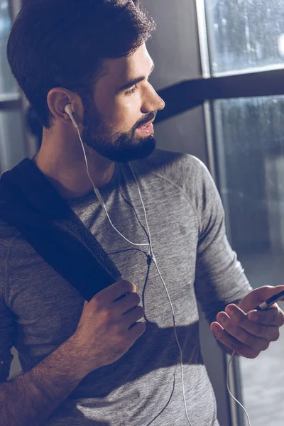 Man listening music in earphones — Stock Photo