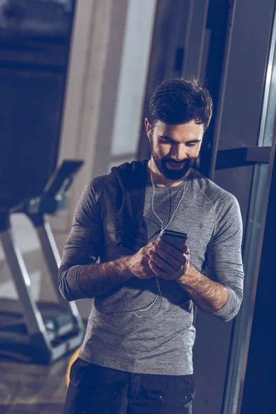 Man listening music in earphones — Stock Photo