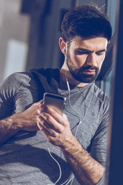 Man listening music in earphones — Stock Photo