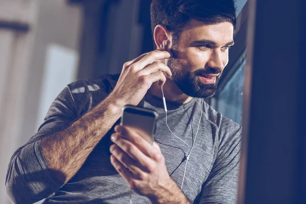 Hombre escuchando música en los auriculares - foto de stock