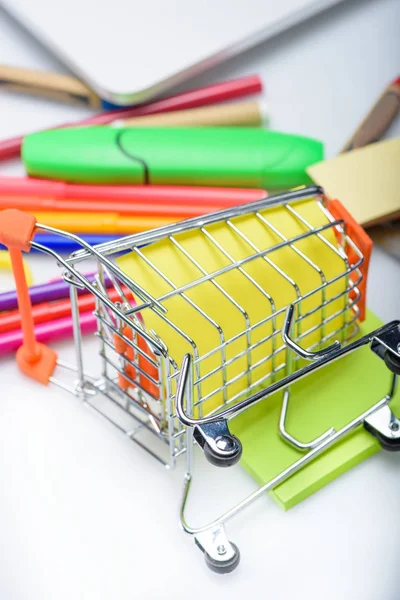 Fournitures scolaires dans le panier — Photo de stock