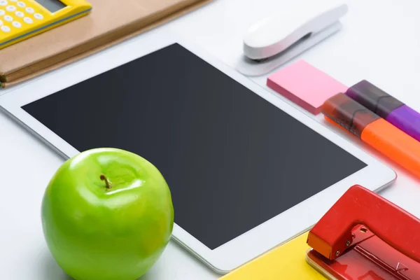 Forniture scolastiche e tablet digitale — Foto stock