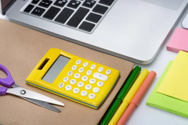 Schulbedarf und Laptop — Stockfoto