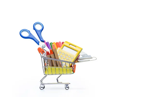 Fournitures scolaires dans le panier — Photo de stock