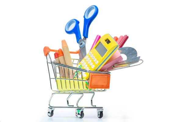 Fournitures scolaires dans le panier — Photo de stock