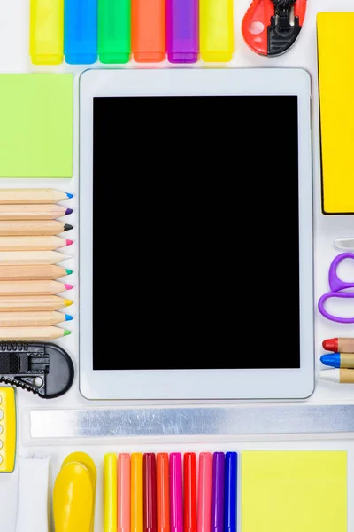 Fournitures de bureau et tablette numérique — Photo de stock