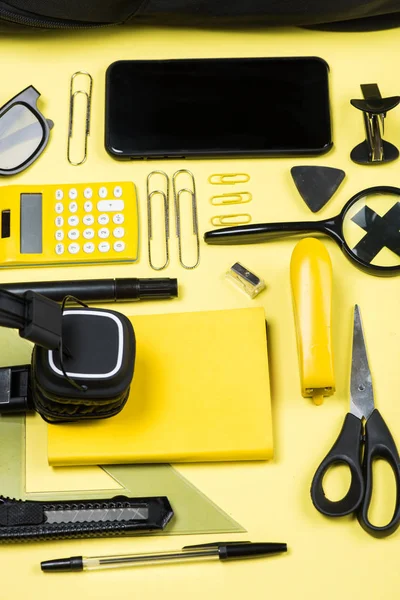 Fournitures scolaires et électronique — Photo de stock