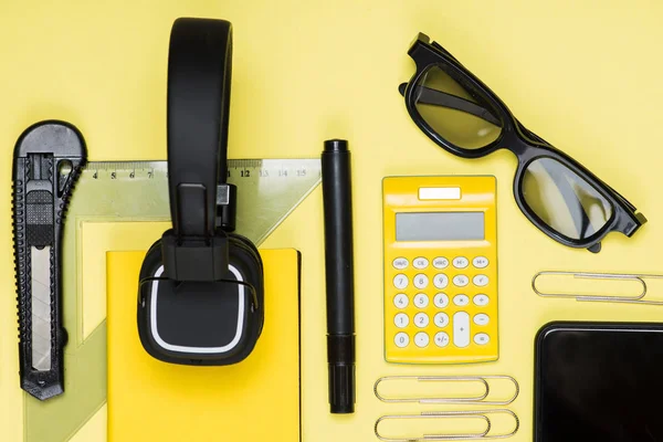 Fournitures scolaires et électronique — Photo de stock