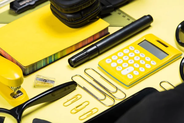 Fournitures scolaires et électronique — Photo de stock